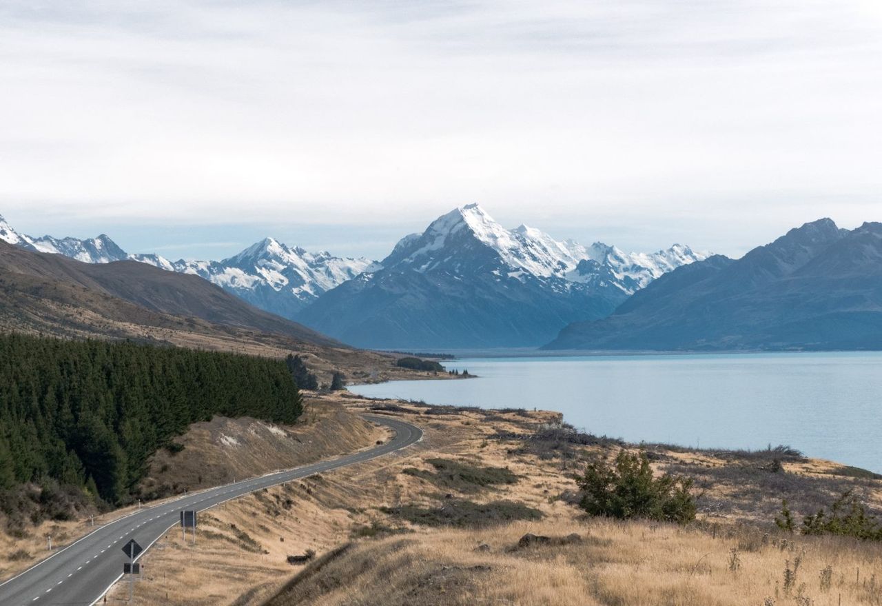 estudiar en Nueva Zelanda: paisaje de lago y montañas